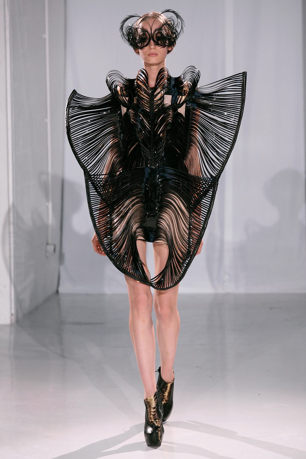 Создание мода. Айрис Ван Херпен. Ван Херпен дизайнер. Iris van Herpen Haute Couture. Ирис Ван Херпен коллекция мужская.